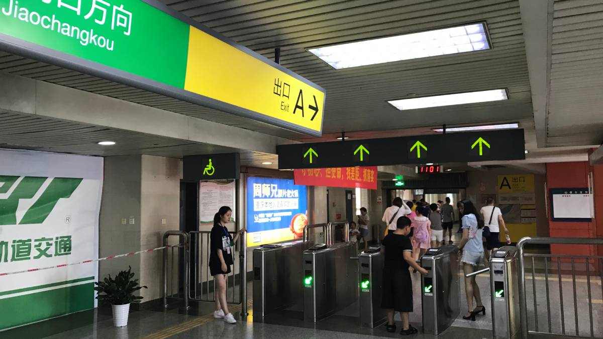 Para que os turistas não atrapalhem o funcionamento da estação, uma plataforma foi criada ao lado de fora para quem deseja observar a passagem do monotrilho Foto: Reprodução/Wikimedia Commons