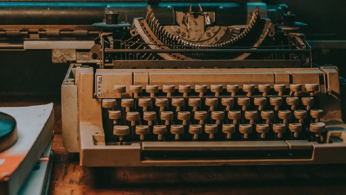 Na época em que foi criado, o instrumento mais usado para a digitação era o da máquina de escrever e um problema era recorrente: as teclas se enroscavam no momento da digitação - (Min An/Pexels)