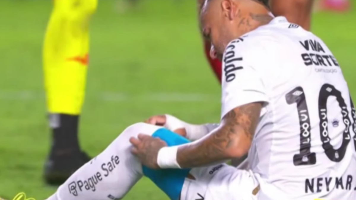 Jogadores como Neymar, Thiago Silva e Lucas Moura iniciaram uma campanha nas redes sociais pedindo o fim dos campos com grama sintética