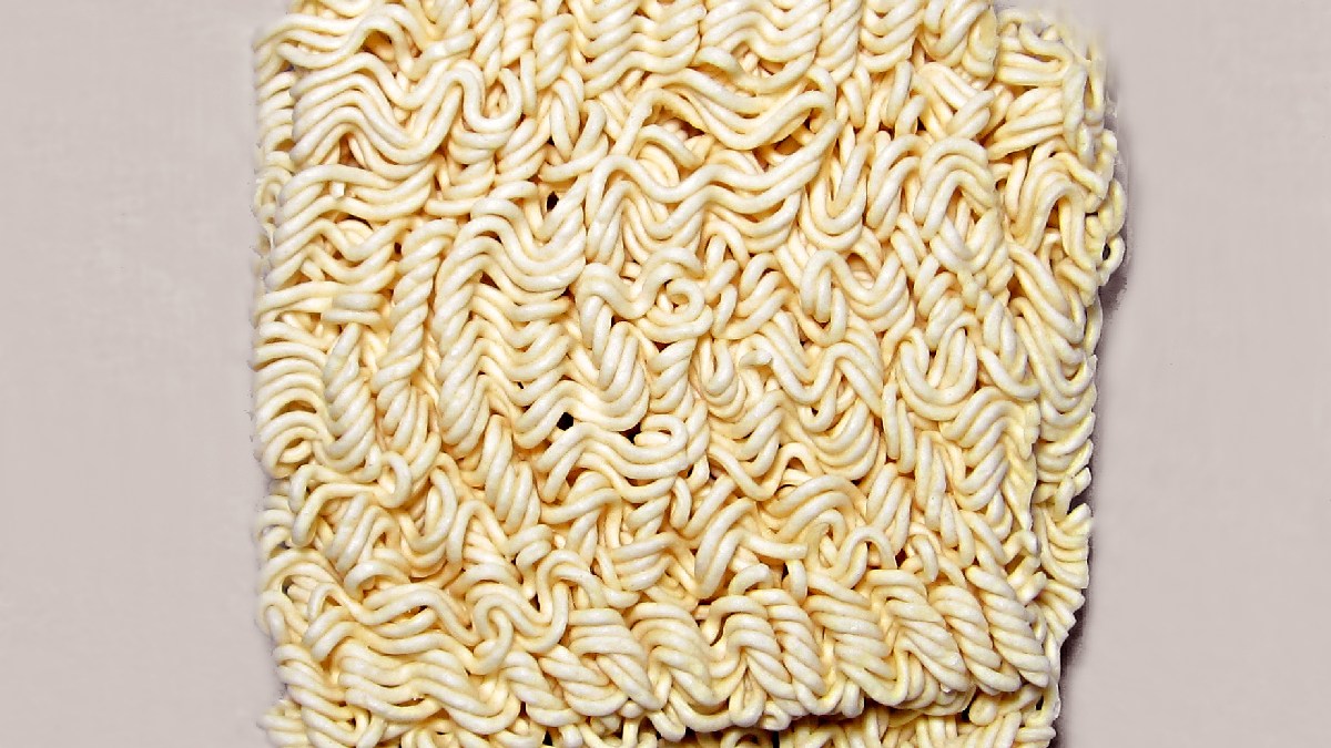 Macarrão instantâneo é um típico alimento ultraprocessado com mais aditivos que o macarrão normal. Imagem: Ninosan/Wikimedia Commons