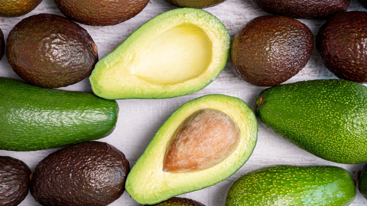 Frutas com casca grossa: manga, abacate, coco e laranja podem reter muito calor, gerando pressão interna e até rompimentos. Se quiser aquecer, retire a casca e aqueça apenas a polpa. Foto: Reprodução/Freepik
