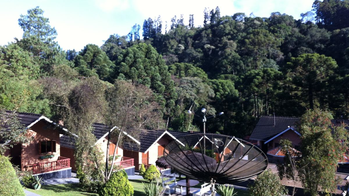 Romantismo à beira da lareira: Monte Verde é o destino ideal para casais, com clima intimista e gastronomia acolhedora em restaurantes charmosos.