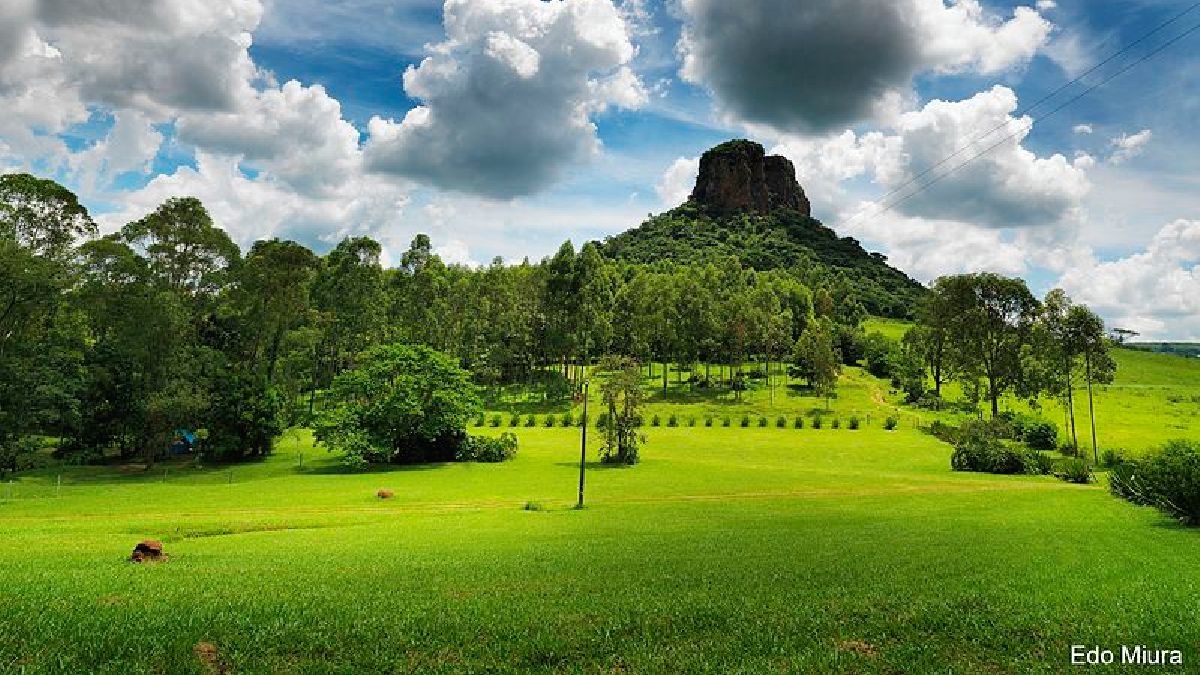 Morro do Cuscuzeiro é cartão postal da cidade. Imagem: Edo Miura/Wikimedia Commons