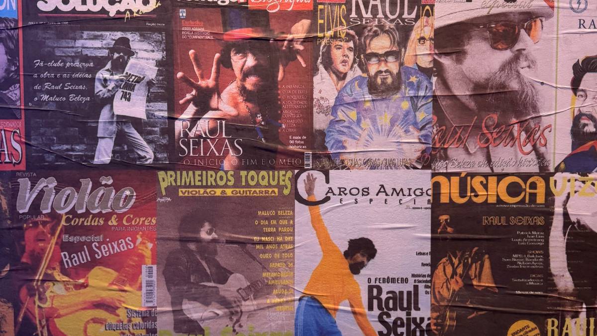 Envolta pelas músicas de Raul, a exposição é dividida em 13 espaços, cada um deles relacionado à uma canção.