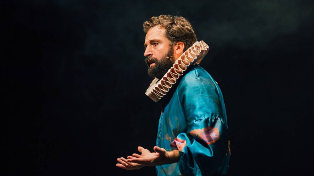 Gregorio chama a atenção para os grandes letristas da música brasileira, como Orestes Barbosa e Caetano Veloso, citados por meio das canções Chão de Estrelas (1937) e Livros (1997). 