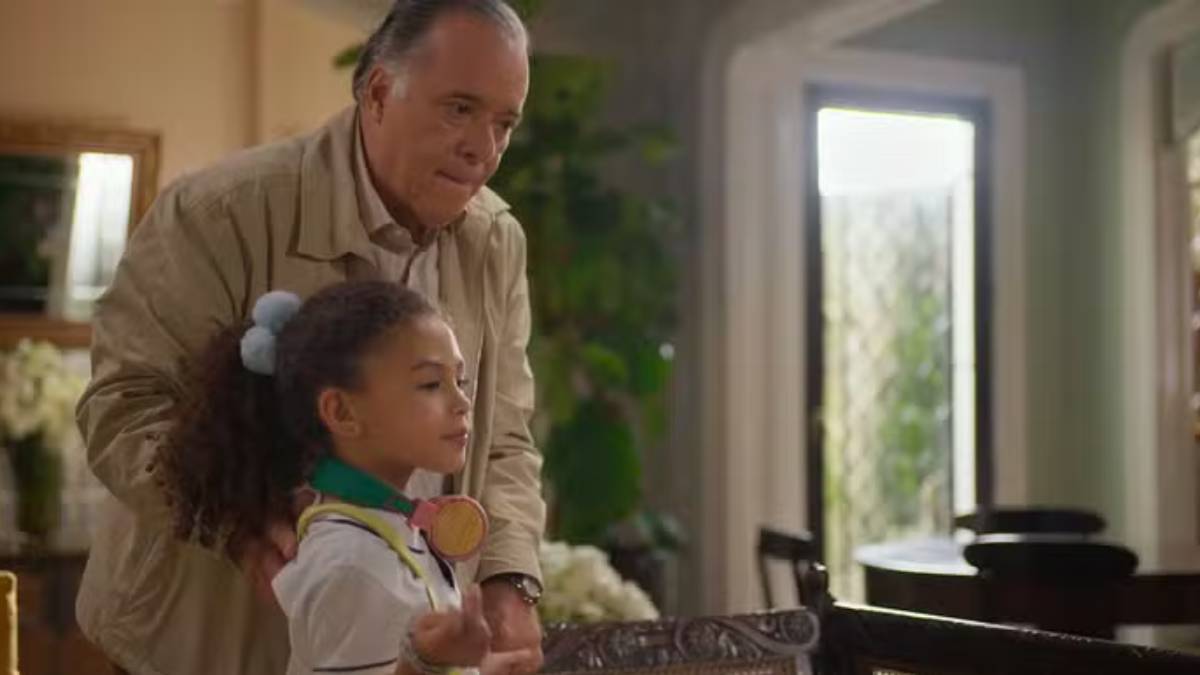 Com a carta em mãos, a decisão do magistrado será devastadora! Ele mandará retirar o nome de Abel do registro da menina e ainda irá transferir a guarda de Sofia para o pai biológico, Vanderson.