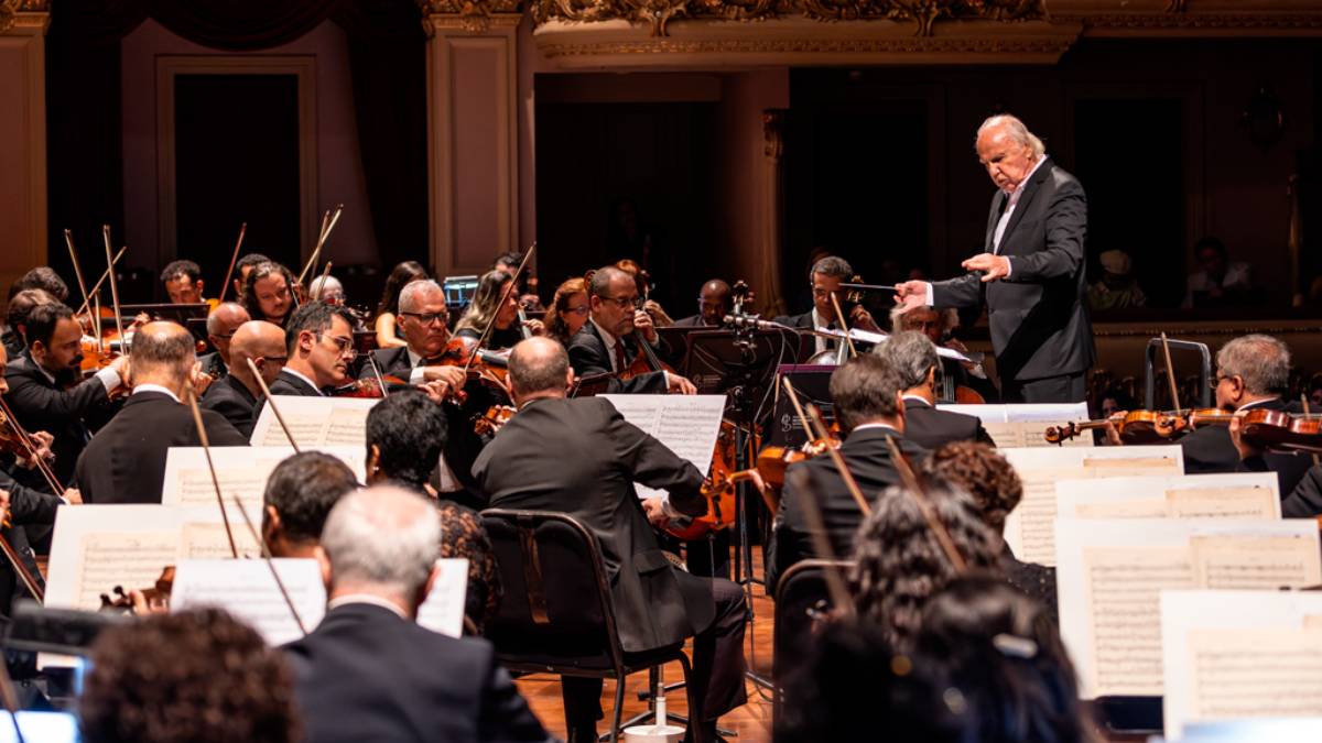 Sob a regência do maestro Isaac Karabtchevsky, o concerto promete transportar a plateia para o universo da música erudita. Fotos: Laís Moss; Divulgação