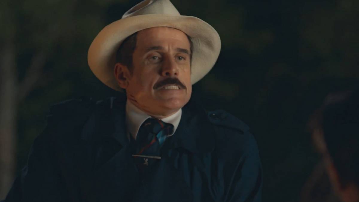 No meio da noite, Ernesto invadirá o local, junto de dois capangas, e quebrará toda a 'escola' de Estela; 'Vamos reduzir o lugar a pó!'; ordenará o malvado.