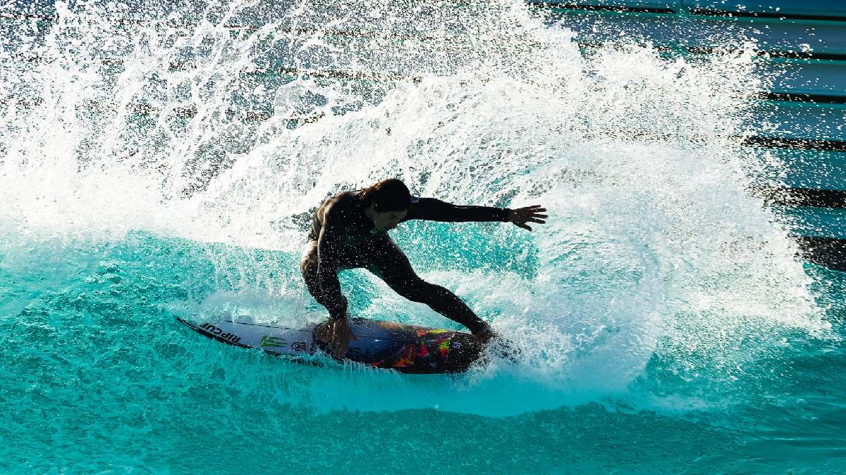 Kelly Slater, 11 vezes campeão mundial, e Gabriel Medina, tricampeão da World Surf League (WSL). Fotos: Divulgação/@aleko_stergiou