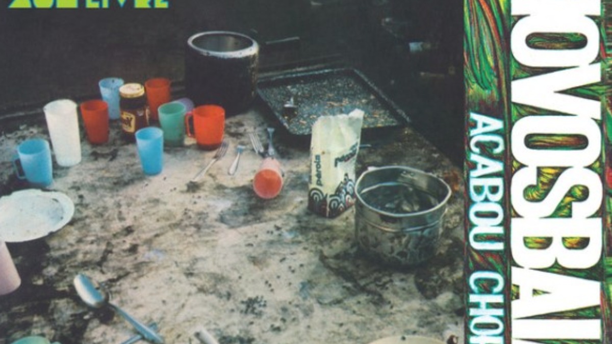 1) Acabou Chorare - Novos Baianos (1972, Som Livre) - É muito difícil ouvir a canção que dá nome a este disco e não se sentir como um filho que ouve o pai quase sussurrando uma canção de ninar. Também não é tarefa fácil ouvir "Mistério do Planeta" e não ter vontade de viajar pelo Brasil com o grupo de hippies que idealizou este disco.  Mas estas são apenas duas das dez criações geniais que este álbum histórico traz. Gravado sob forte influência de João Gilberto, "Acabou Chorare" tem em suas faixas histórias de amor não correspondido.  Destaques para a faixa "Preta, pretinha" e para o título da obra, originado de um episódio engraçado com uma criança bilíngue que ao cair exclamou a frase que batizou o álbum. Com praticamente todas as letras assinadas ou co-assinadas por Luiz Galvão (que morreu nesta semana) - à exceção apenas de "Brasil pandeiro", este trabalho representa a oportunidade que os Novos Baianos tiveram de mostrar um lado ainda mais autêntico. Após o último álbum, muito mais roqueiro, este movimento da banda para um projeto mais leve foi incentivado e inspirado por João Gilberto. Gilberto passou a frequentar o local onde a trupe se alojou no Rio de Janeiro, após deixar São Paulo. Nos encontros teria dito ao grupo algo como "Voltem-se para dentro de vocês mesmos", segundo a Rolling Stone. Eles ouviram o conselho e o resultado foi um obra-prima atemporal, com canções amplamente difundidas nas rádios de todo o País e que ainda encanta novas gerações.