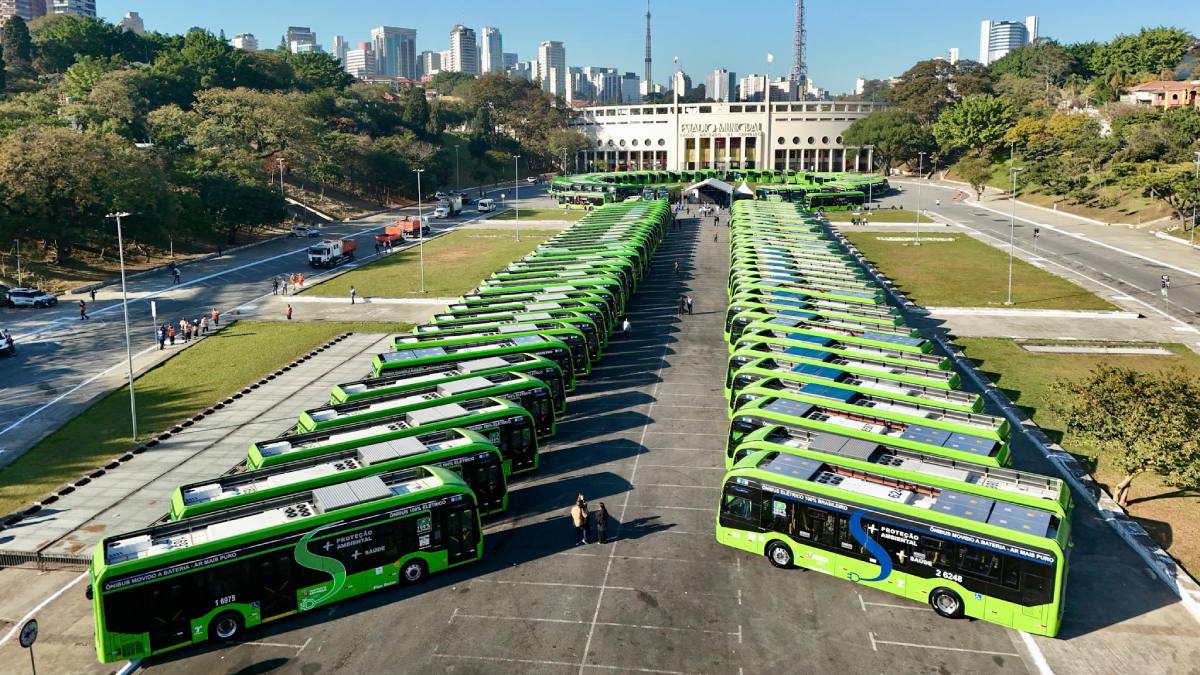 No total, os 120 novos ônibus elétricos representam uma redução de 10,4 mil toneladas anuais na emissão de poluentes. /Foto: Sergio Barzaghi/Secom