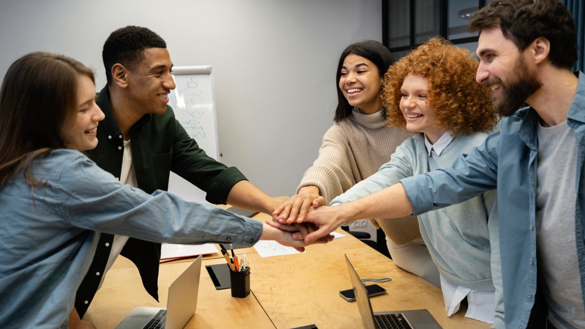 "Posso te pedir um conselho?" Buscar conselhos é uma tática poderosa para criar conexões e influência. Quando um líder pede conselhos para sua equipe, ele demonstra respeito e reconhece a expertise profissional das outras pessoas. Além de fortalece laços de cooperação, essa atitude aumenta a motivação e perpetua o processo de aprendizado continuo.