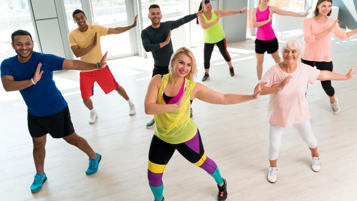 Dança: Rafael Correia afirma que a dança é uma maneira vibrante e divertida de queimar calorias. Durante, por exemplo, uma aula de zumba, o corpo se envolve em movimentos coordenados que demandam energia, força e resistência. Em uma hora de atividade, é possível queimar até 600 calorias.