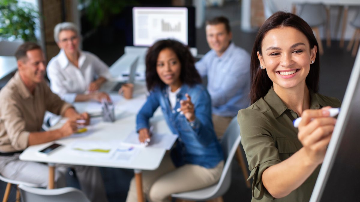 "Boa ideia esse que você tem" Valorizar as ideias e os pensamentos dos outros é uma estratégia inteligente para quem quer estimular colaboração e criatividade em uma equipe. Quando um líder reconhece uma sugestão e a atribui ao colaborador, ele reforça a autonomia e a propriedade intelectual da equipe sob um projeto. Isso gera mais comprometimento e criatividade.