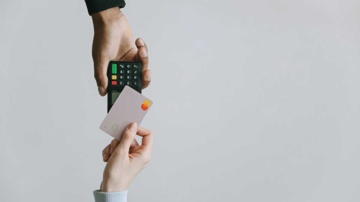 As taxas da UnionPay costumam ser mais baixas para comerciantes. Isso atrai pequenos negócios e lojistas em mercados emergentes. O modelo favorece a adoção em países com alta informalidade.