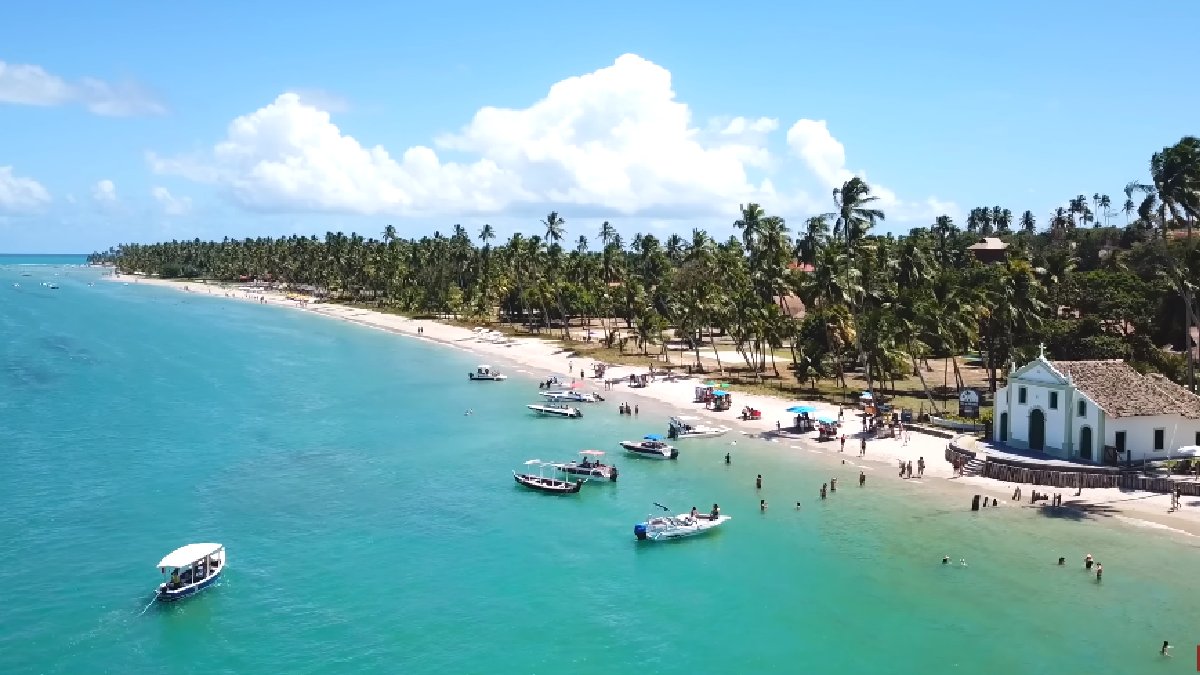 No município de Tamandaré, a Praia dos Carneiros também entrou na lista de destinos tendência no Brasil para 2025 (Fotos: Reprodução/Youtube)