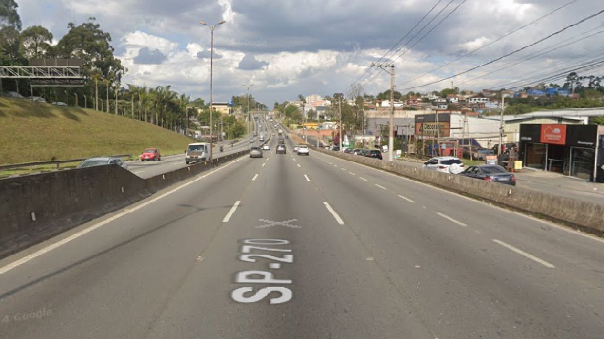 Rodovia Raposo Tavares (SP-270)** Com 654 km de extensão, a Raposo Tavares é a maior rodovia do estado de São Paulo. Ela liga o bairro do Butantã, na capital, até Presidente Venceslau, na divisa com o Mato Grosso do Sul, passando por 30 minicípios. (Fotos: Google Street View)