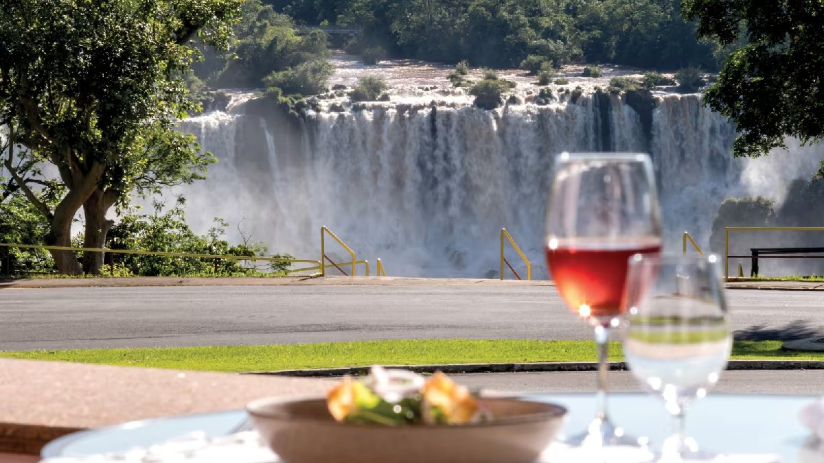 Em um dos restaurantes é possivel ter vista direta das cataratas. Divulgação Belmont Hotel das Cataratas