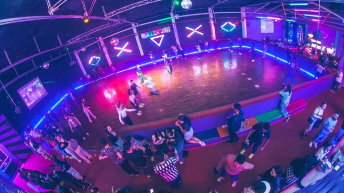 Uma pista de patins quad com quatro rodas no estilo retrô é um bom espaço para quem deseja aprender um novo hobby em boa companhia. O Roller Jam possui duas unidades, uma em Moema e outra na Mooca. Foto: Divulgação