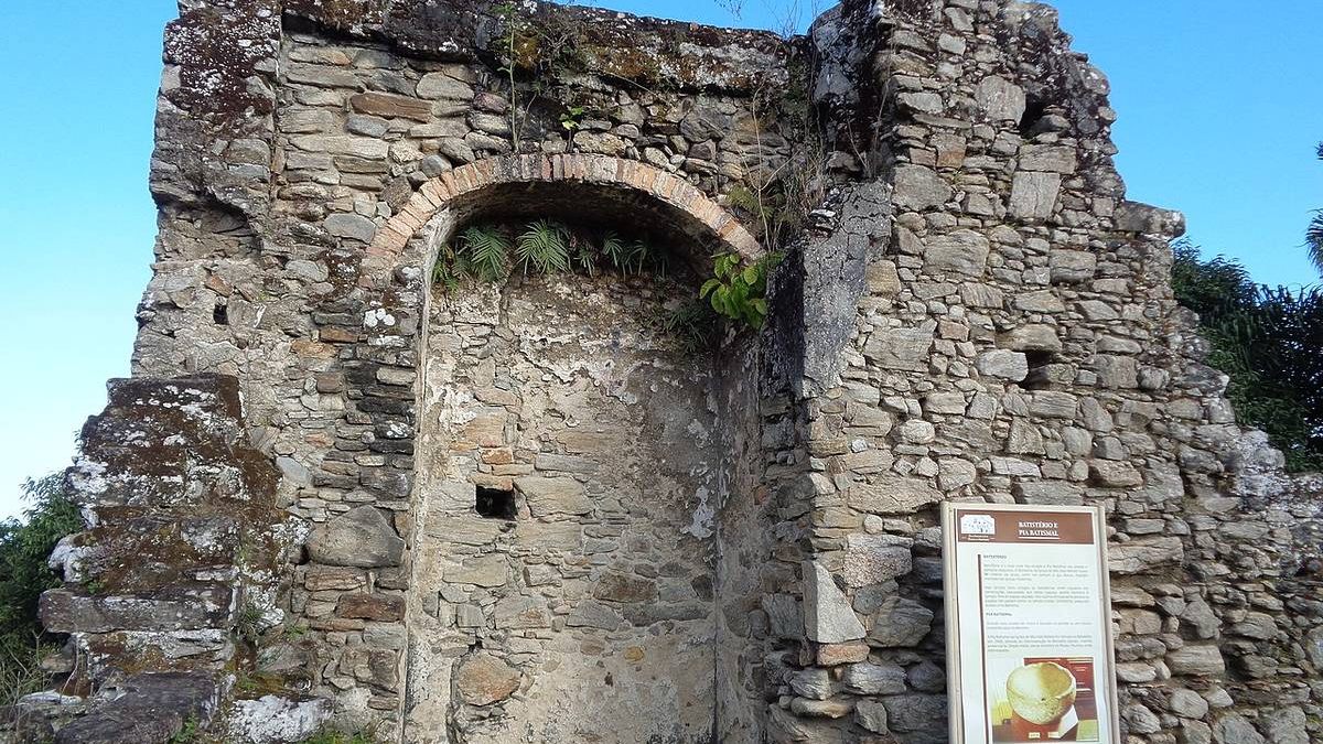 Além das belezas naturais, a cidade do litoral também possui outras maravilhas, como as Ruínas do Abarebebê, resquícios da Igreja de São João Batista de Peruíbe. Construída por volta de 1540, ela é considerada a igreja mais antiga do Brasil e permite uma viagem até a era colonial - (Johnata Zorzi/Divulgação)