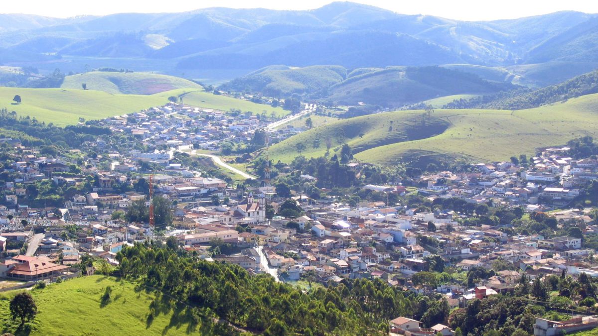 Turismo rural no Sítio Casarão do Café, com garapa feita na hora e visitas ao moinho movido por roda d'água. Fotos: Wikimedia Commons