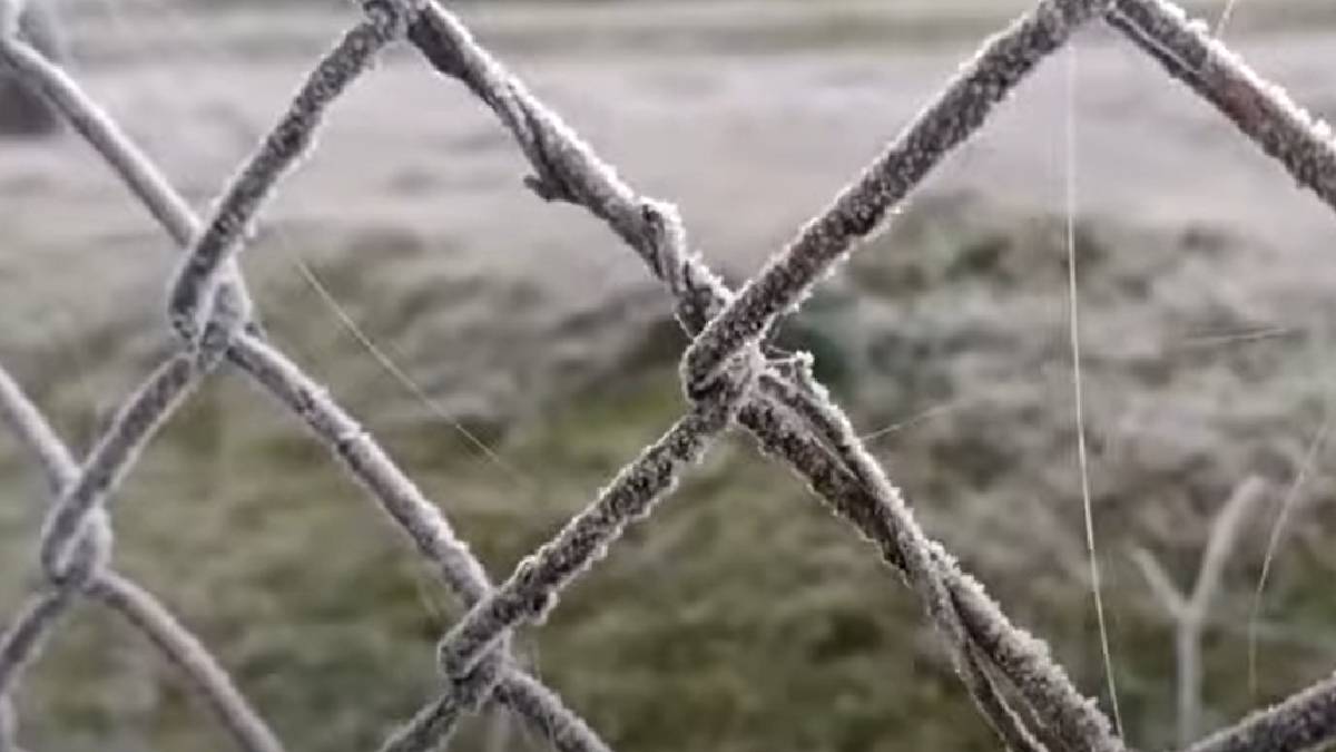 O vapor d'água presente no ar se condensa e, em seguida, congela em superfícies, formando uma camada de gelo| Reprodução YouTube | Jean 360°