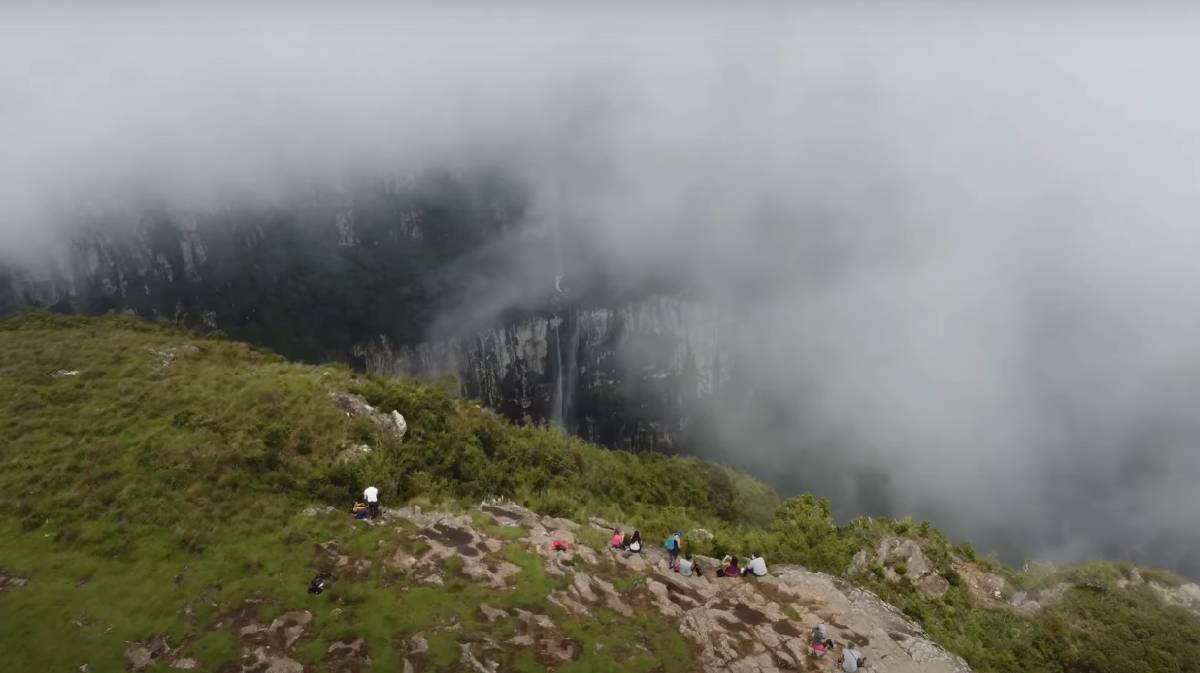 Do alto do mirante, é possível avistar Torres e parte da planície catarinense um cenário inesquecível. (Fotos: Reprodução/Youtube)