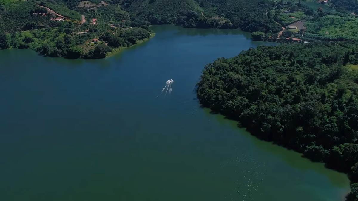 Vista aérea da represa: o espelho d'água que valoriza a paisagem natural da Serra da Mantiqueira.