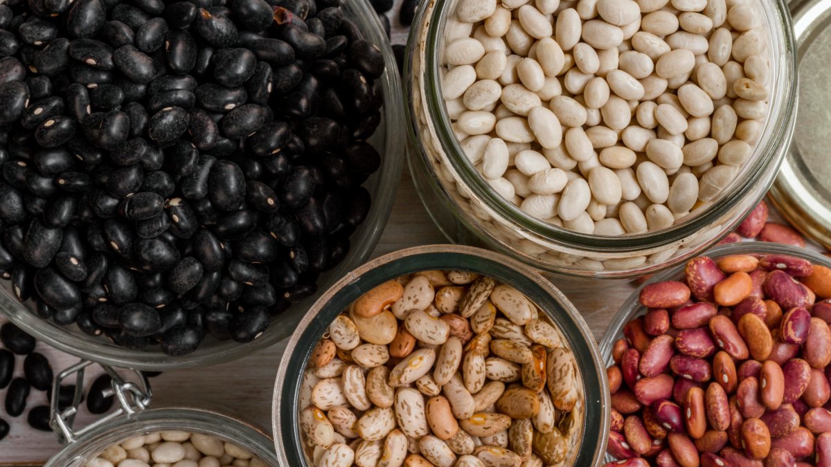 O ferro dos alimentos pode ser do tipo heme ou não heme. O ferro heme, presente em carnes vermelhas, aves, peixes e frutos do mar, é mais facilmente absorvido pelo corpo. Já o ferro não heme, encontrado em alimentos vegetais como feijões, lentilhas, espinafre, tofu e cereais enriquecidos, tem sua absorção influenciada por outros nutrientes: a vitamina C melhora sua absorção, enquanto fitatos e polifenóis podem reduzi-la. Fotos: Reprodução/Freepik