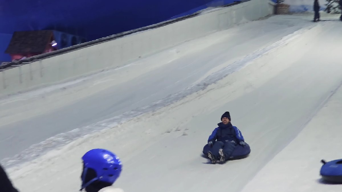 Snowland: no parque temático com neve é possível patinar e praticar esportes como esqui e snowboard