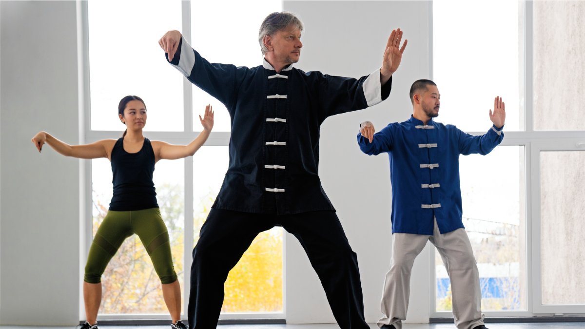O Tai Chi aumentou o tempo de sono em cerca de 50 minutos por noite e diminuiu o tempo de despertar ao acordar. Além de diminuir em 25 minutos o tempo em que os participantes levam a adormecer.