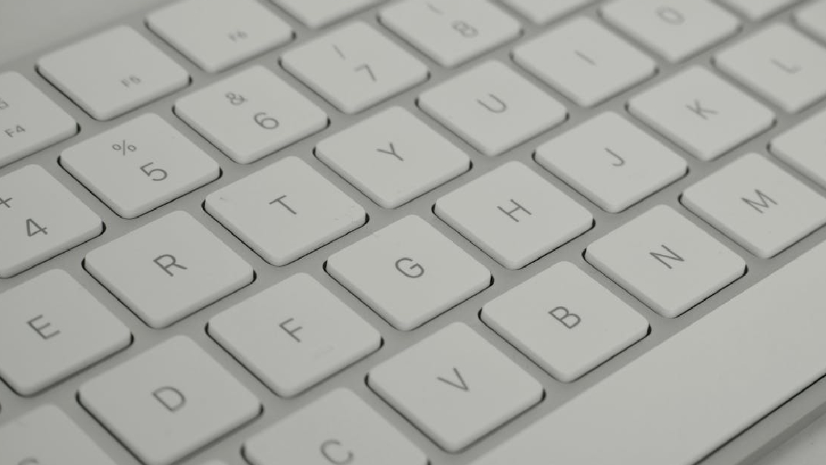 O design do teclado QWERTY foi criado pelo inventor Christopher Latham Sholes, em 1868, junto de alguns colaboradores. Patenteada em 1873, a ideia se transformou em um sucesso comercial, transformando o formato como o "novo padrão" até os dias atuais - (Pixabay/Pexels)