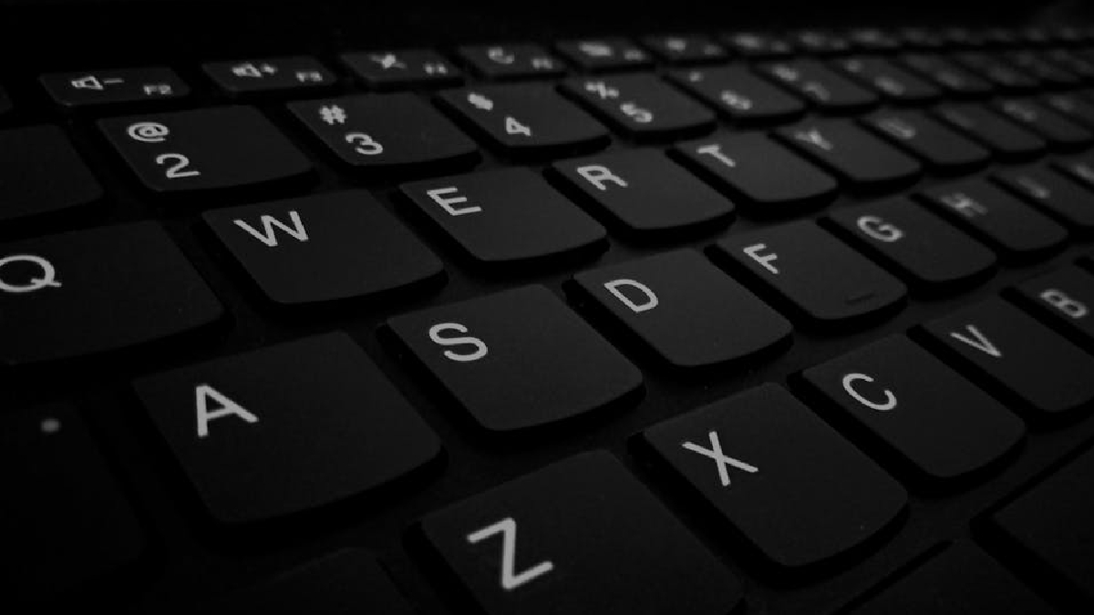 Em vez das seis primeiras teclas serem ABCDEF elas são QWERTY, que, inclusive, levam o nome do modelo do teclado utilizado - (Sathesh D/Pexels)