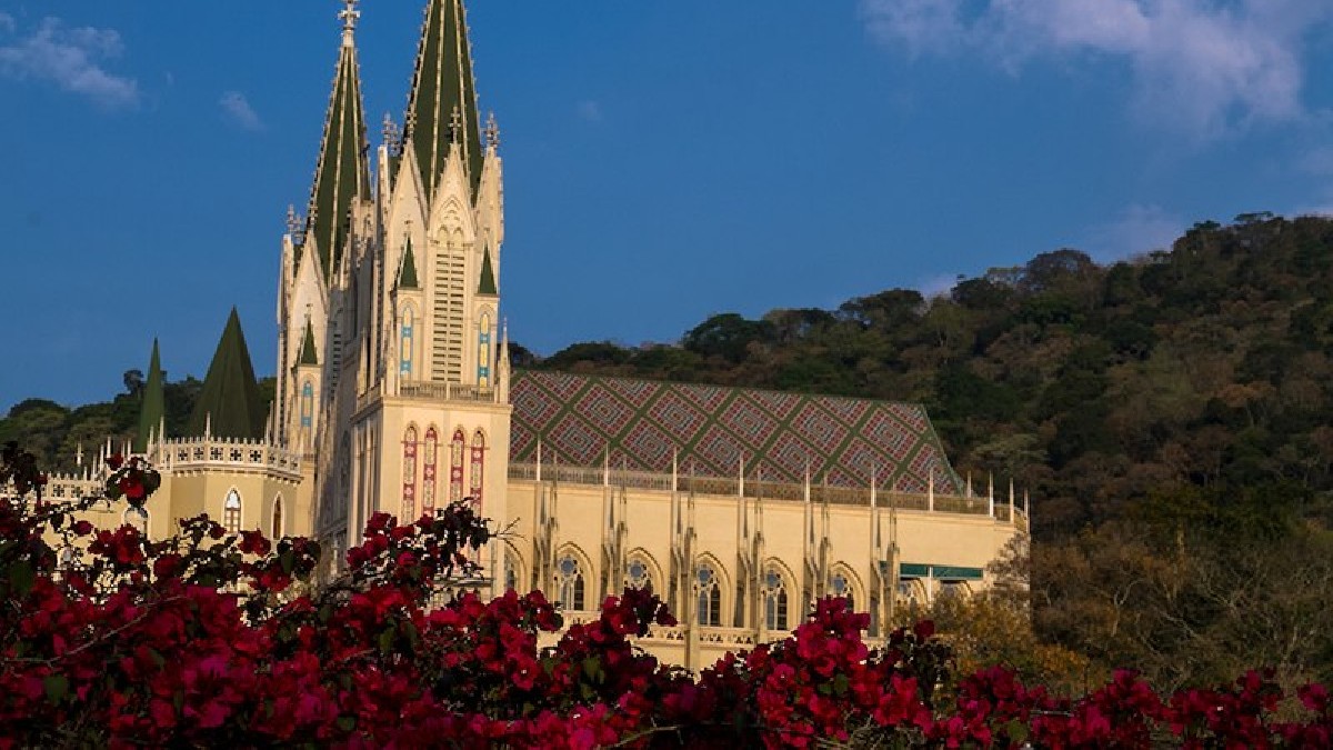 As ornamentações da Basílica foram acompanhadas por João Scognamiglio Clá Dias, fundador dos Arautos do Evangelho. Imagem: CORRETOR-CARVALHO/Wikimedia Commons