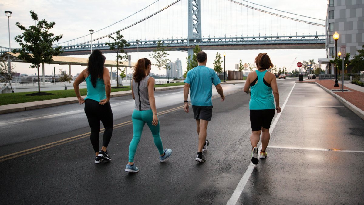 Caminhada: Por mais que esse exercício seja menos intenso que a corrida, a caminhada é uma forma acessível e eficaz de queimar calorias. Ela pode queimar até 550 calorias por hora, dependendo da velocidade, inclinação do terreno e características pessoais.