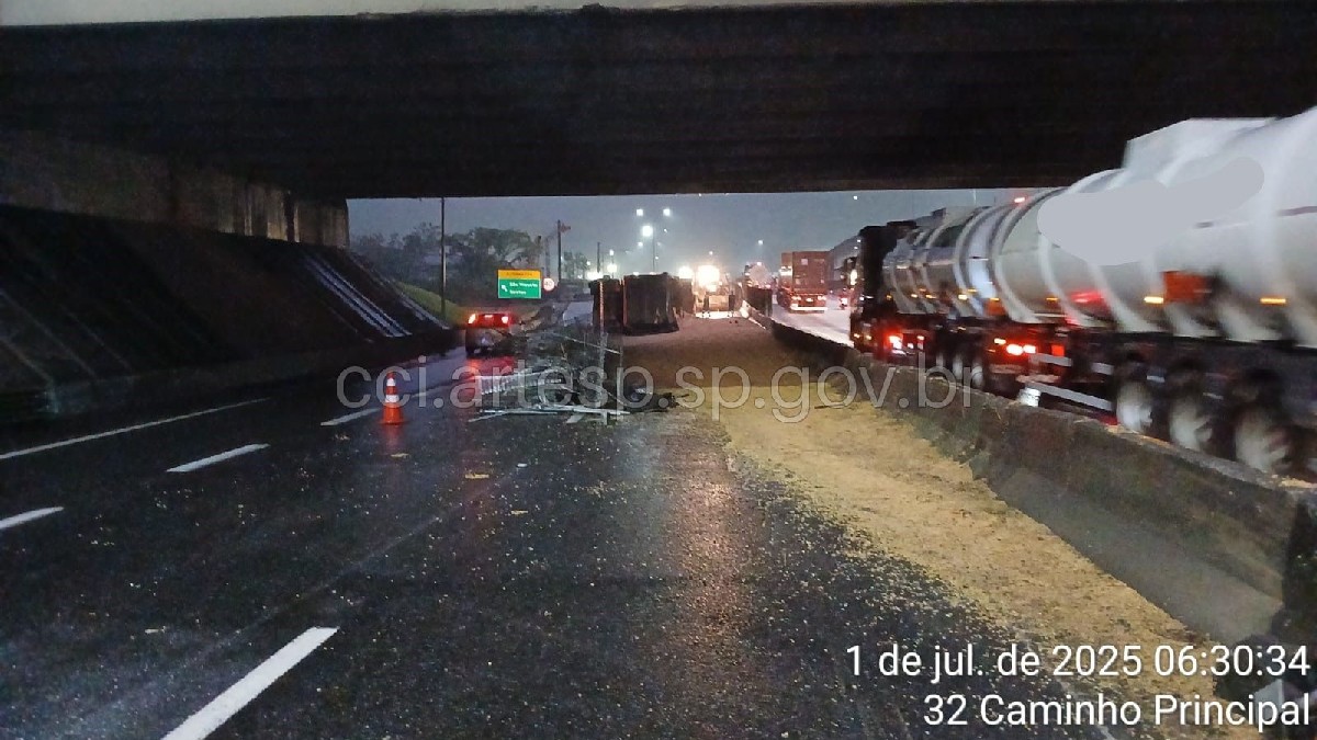 Por volta das 7h10, as pistas 1 e 2 precisaram ser novamente bloqueadas para o destombamento da carreta. Divulgação/Artesp
