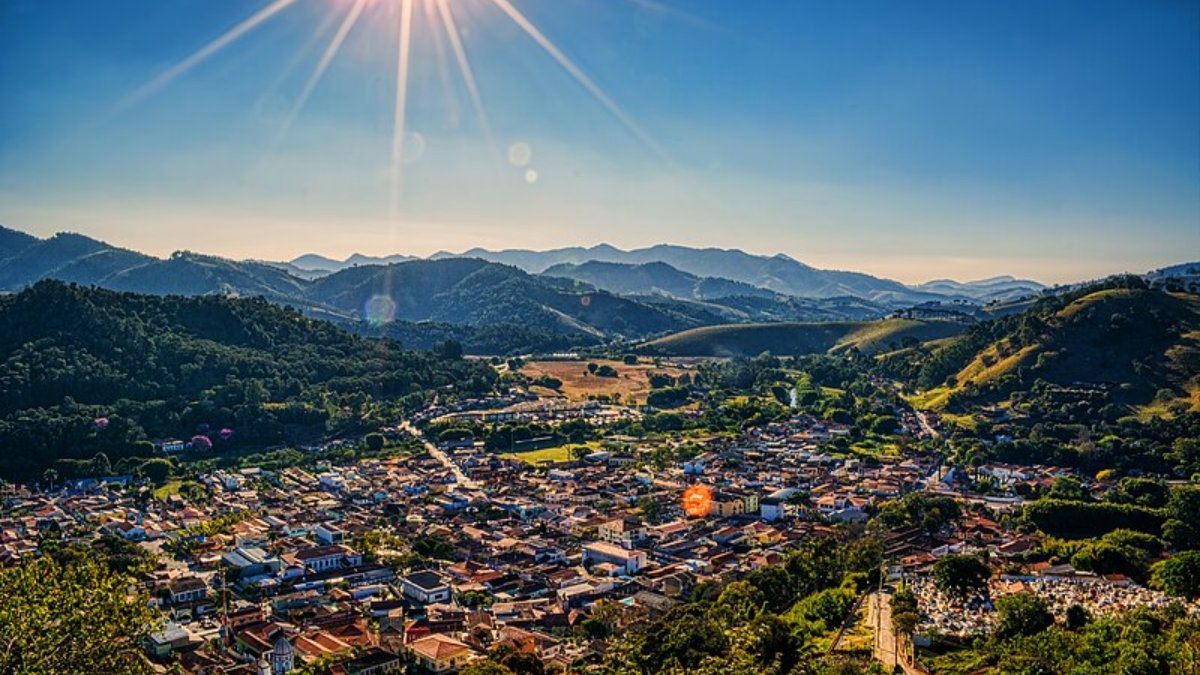 Situada a aproximadamente 185 km da capital paulista, São Bento do Sapucaí encontra-se a altitudes que variam entre 800m e 1.950m, favorecendo o cultivo de uvas em clima frio, ideal para vinhos mais concentrados e aromáticos, conhecidos nacional e internacionalmente.