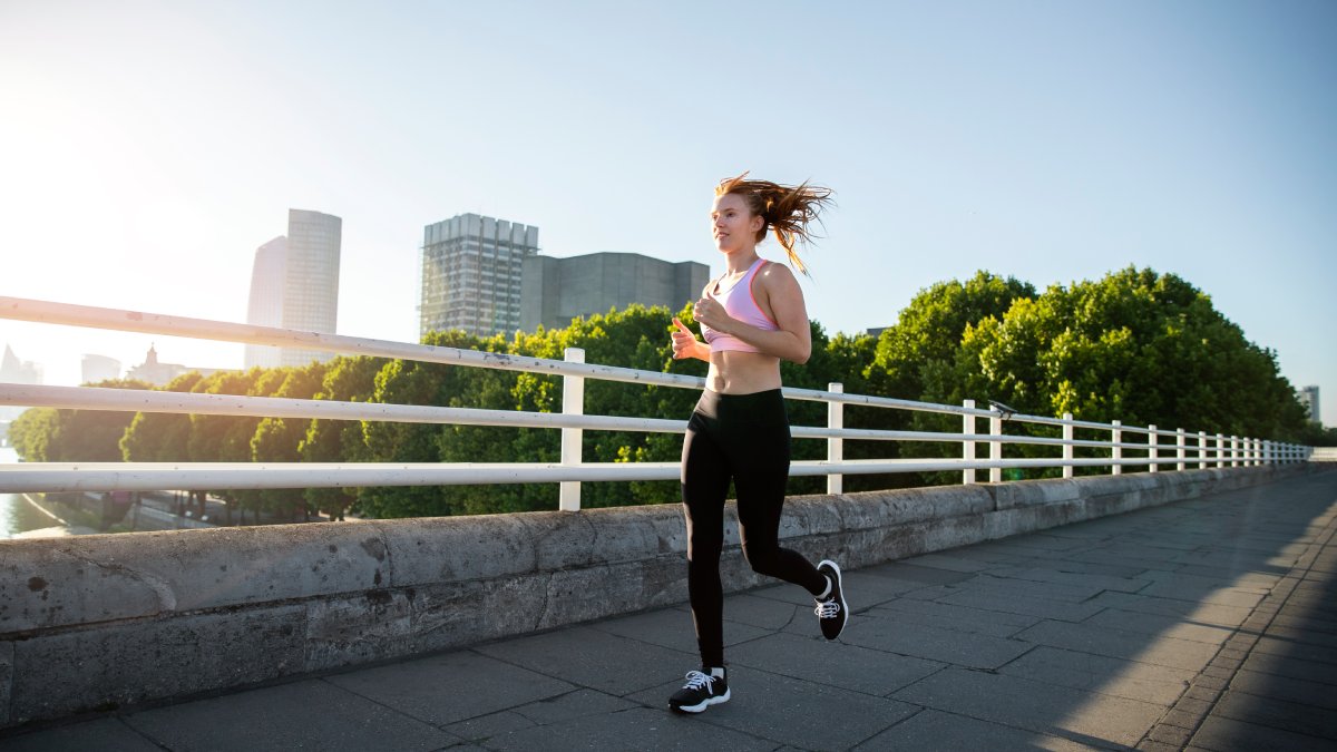 Corrida: Netto explica que, durante uma sessão de corrida, o corpo utiliza uma grande quantidade de energia para manter o ritmo e a resistência necessários para o exercício. A atividade pode resultar em um aumento significativo no gasto calórico, que pode chegar a até 700 calorias por hora.