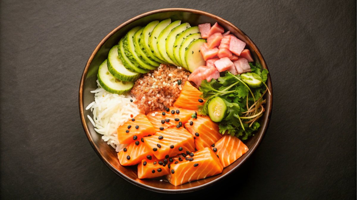 Poke: Em havaiano, a palavra "poke" significa "cortar" ou "fatiar". O poke é um prato havaiano tradicional que consiste em peixe cru cortado em cubos, geralmente atum ou salmão, marinado em molho de soja e outros temperos, servido com arroz e diversos acompanhamentos. Fotos: Reprodução/Freepik