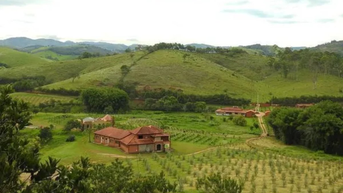 Vinícola Vale do Vinho: charme e simplicidade em cunha: Cercada por colinas verdes em Cunha, a Vinícola Vale do Vinho é ideal para quem deseja se reconectar com a natureza. Os chalés têm lareira, rede para descanso e uma atmosfera rústica que convida à contemplação. O local oferece degustações de vinhos tintos artesanais, café da manhã incluso, piscina e uma cachoeira próxima. O pacote de duas diárias no Chalé para Casal começa em R$ 800 por pessoa. Fotos: Reprodução/Divulgação