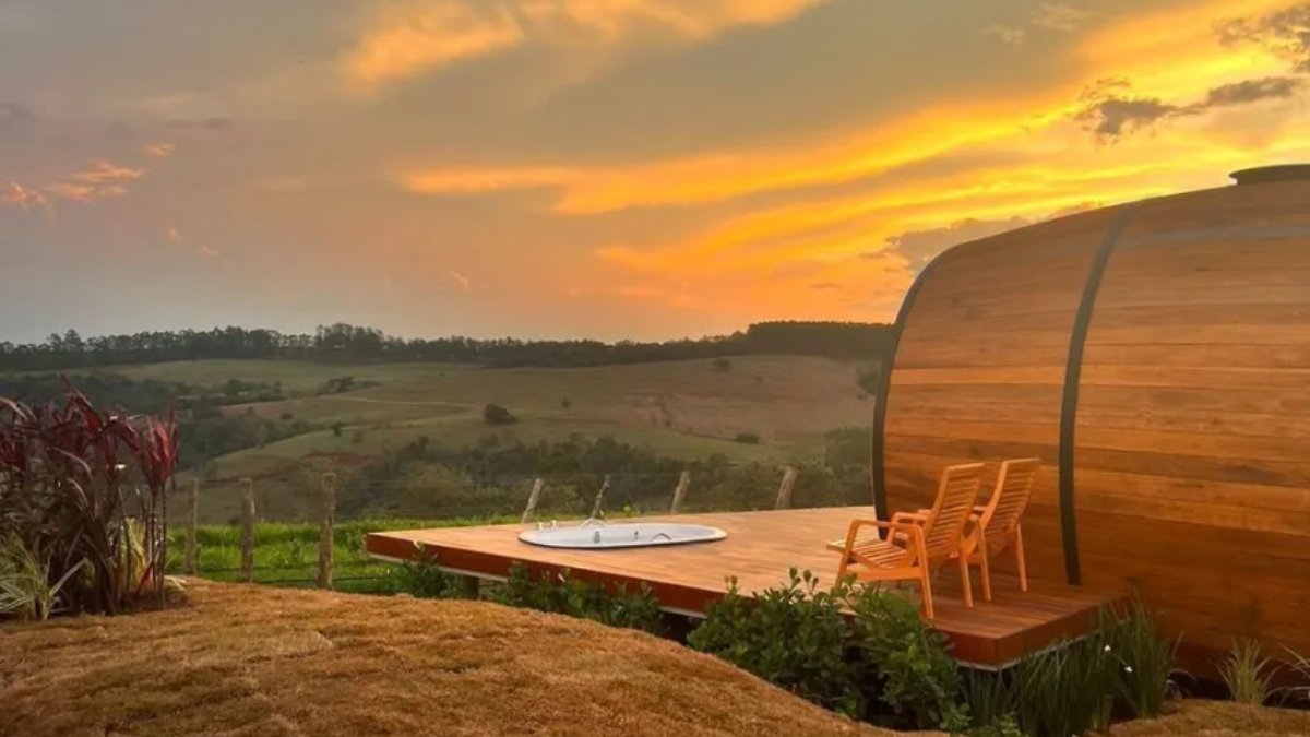 Villa Dejota: um refúgio romântico em pardinho: A Villa Dejota fica em Pardinho, a 200 km de São Paulo, e é perfeita para casais que buscam um fim de semana especial. A hospedagem na vinícola oferece jucuzzi, cozinha compacta e arquitetura inspirada em barris de vinho. As diárias variam entre R$ 820 e R$ 1120 por pessoa. As reservas são feitas diretamente pelo site oficial, garantindo exclusividade e conforto para os visitantes.