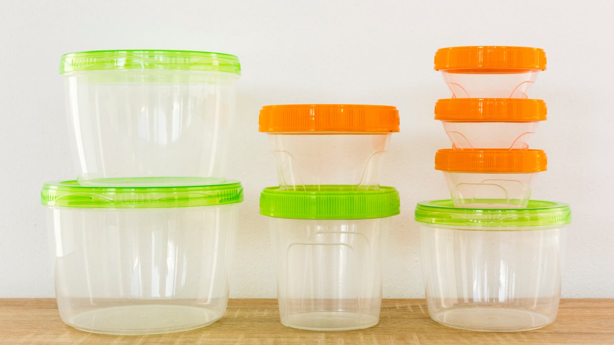 Comida em vasilhas plásticas: alguns plásticos liberam bisfenol A (BPA) quando aquecidos, uma substância que pode migrar para o alimento. Transfira sempre para potes de vidro ou cerâmica antes de aquecer. Foto: Reprodução/Freepik