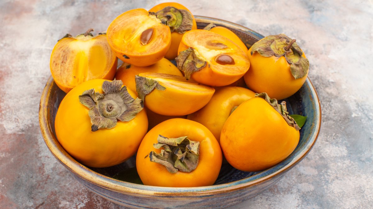 Dentre todos os alimentos aliados da imunidade, está uma fruta incomum: o caqui. Rico em vitamina C e age diretamente na produção dos glóbulos brancos que são células de defesa do corpo.