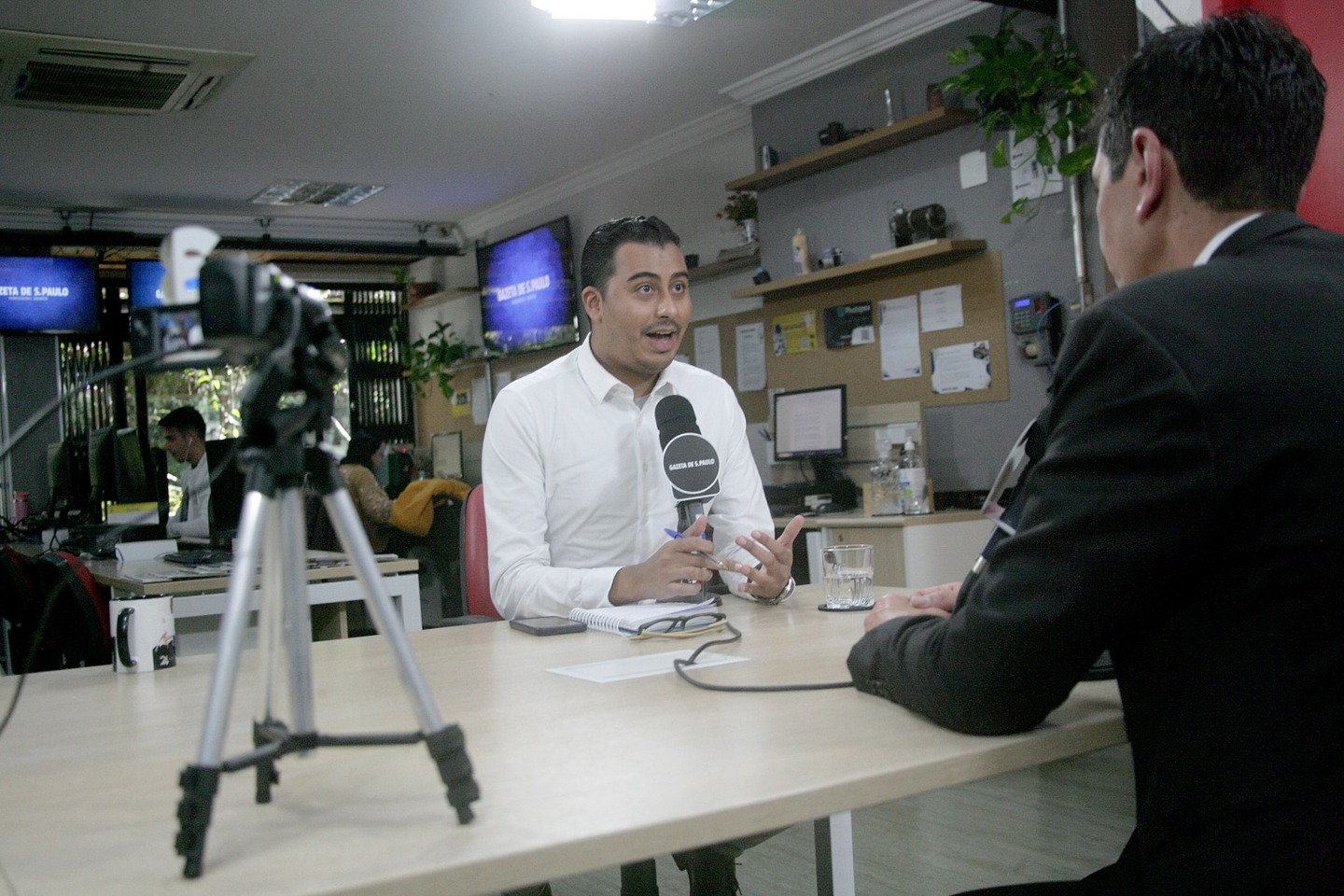 Jornalista Matheus Herbert durante entrevista exclusiva com o prefeito de Campo Limpo Paulista, Adeildo Nogueira; entrevista foi realizada na sede da Gazeta, em Moema, na zona sul da Capital.