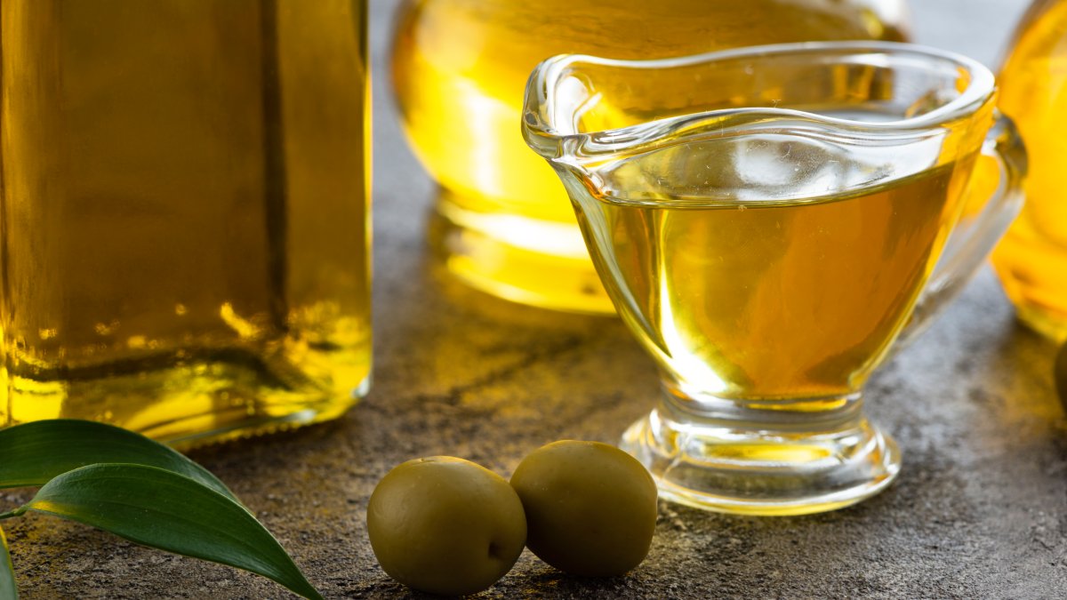 Óleos em geral: óleos como azeite ou óleo de cozinha podem atingir temperaturas muito altas sem ferver, o que aumenta o risco de combustão. Prefira sempre o fogão. Foto: Reprodução/Freepik