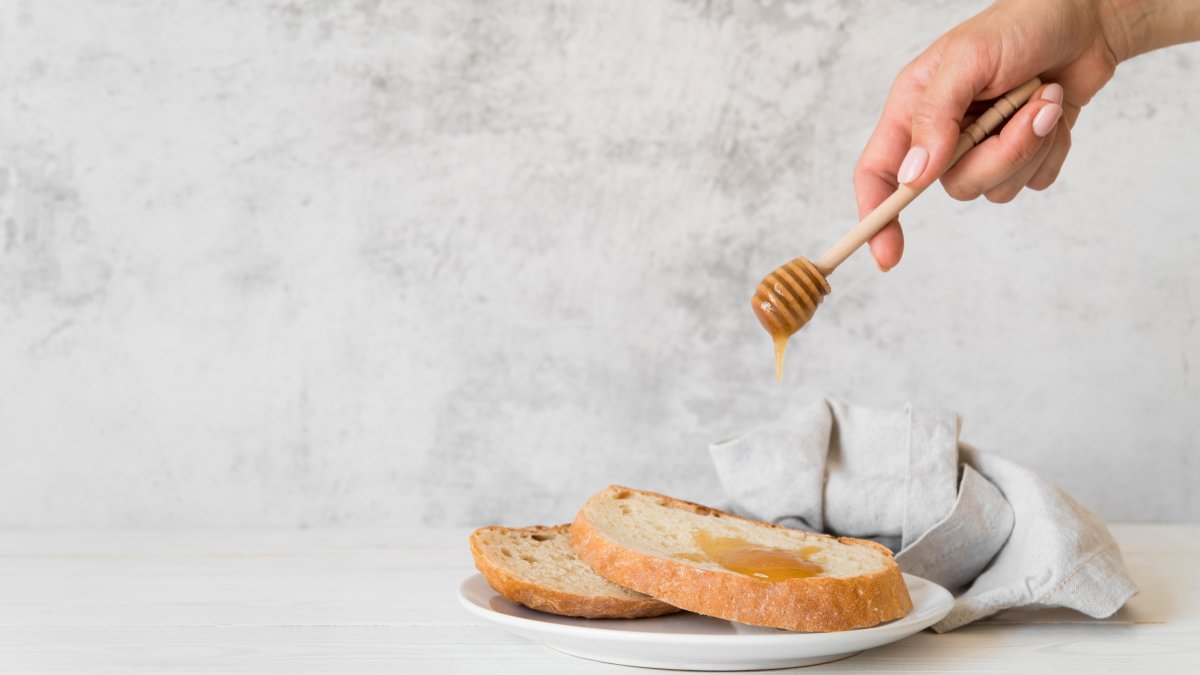 Um dos argumentos utilizados para sustentar essa ideia é que, ao ser aquecido, a concentração de hidroximetilfurfural (HMF) composto orgânico formado pela desidratação de açúcares redutores, especialmente frutose e glicose , uma molécula que é tóxica ao corpo humano, aumenta. Embora essa informação seja realmente verdade, a quantidade de HMF presente no mel aquecido não chega nem perto da quantidade necessária para trazer algum malefício para o organismo. A molécula de HMF também está presente no mel in natura, ainda que em uma quantidade menor. Fotos: Reprodução/Freepik