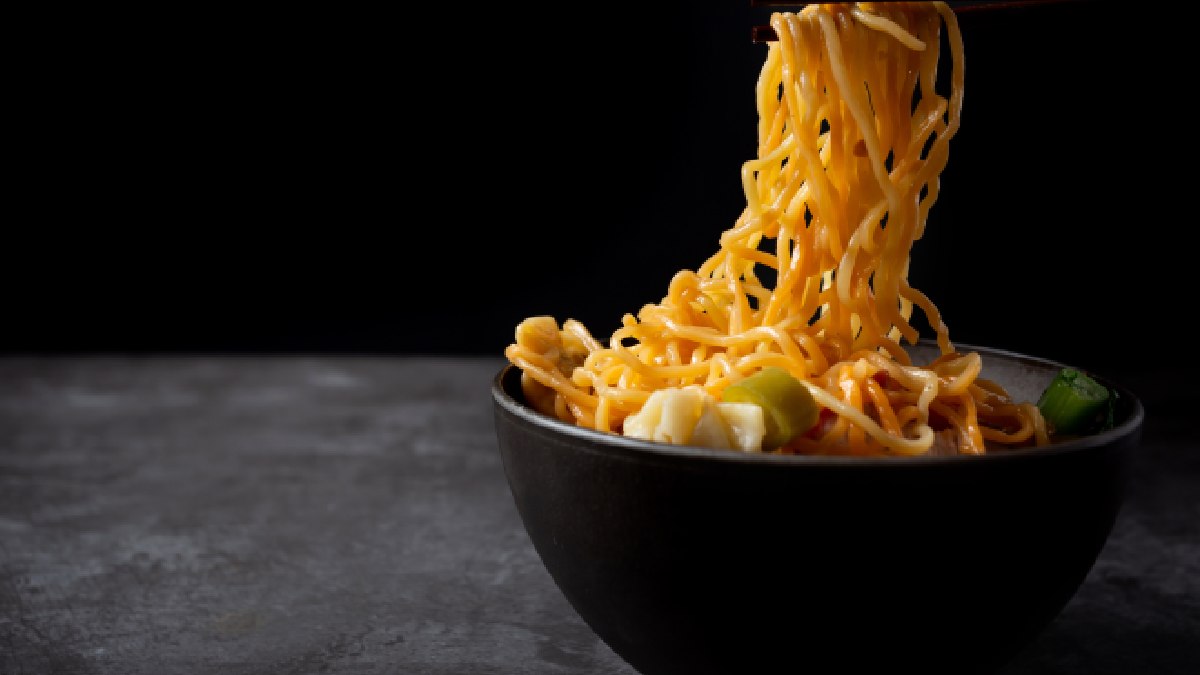 Mesmo não sendo a refeição ideal para ser consumida diariamente, é possível incluir alimentos nutritivos e diminuir os riscos do macarrão instantâneo (Foto: Banco de Imagens)