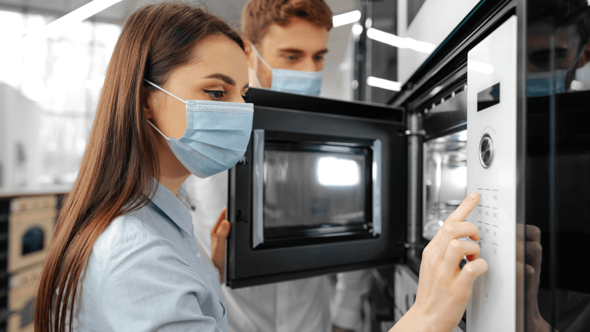 No Brasil, o Inmetro realiza testes rigorosos em novos micro-ondas para assegurar que não emitam radiações perigosas ou apresentem outros riscos em uso normal. Isso reforça a confiança na segurança dos aparelhos disponíveis no mercado. Mesmo em caso de vazamentos, a radiação de micro-ondas tem penetração limitada no tecido humano, especialmente em áreas com muita água, como a pele. A principal preocupação seria o aquecimento do corpo e possíveis queimaduras, exigindo exposição extrema. Fotos: Reprodução/Freepik