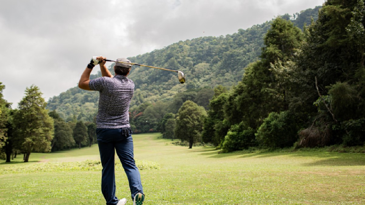 Golfe também garante longetividade, apesar de parecer tranquilo, jogar golfe é exercício para o corpo inteiro, pedindo força, equilíbrio, resistência, estratégia e concentração (Fotos: Freepik)