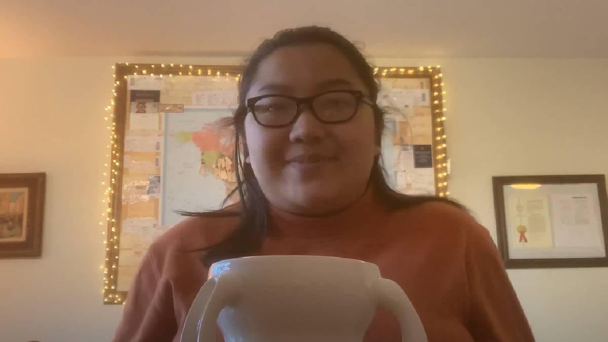 No site da Imagiroo, Lily é apresentada não como uma jovem prodígio, mas uma menina tímida que se questionava "No que eu sou boa?" | Reprodução YouTube | Lily Born
